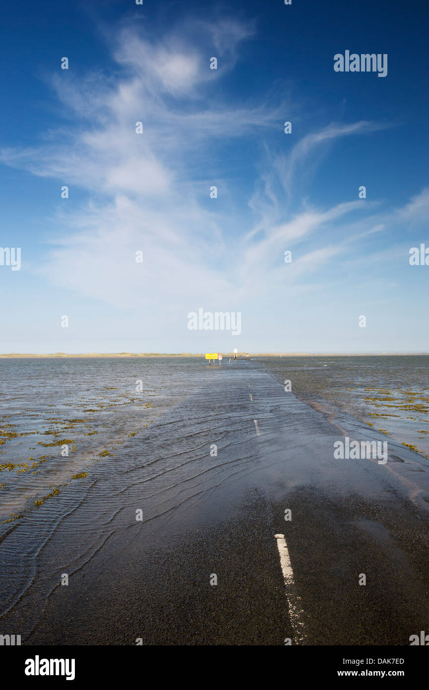 Tidal Causeway conduce a Isola Santa Lindisfarne, Northumberland, Inghilterra Foto Stock