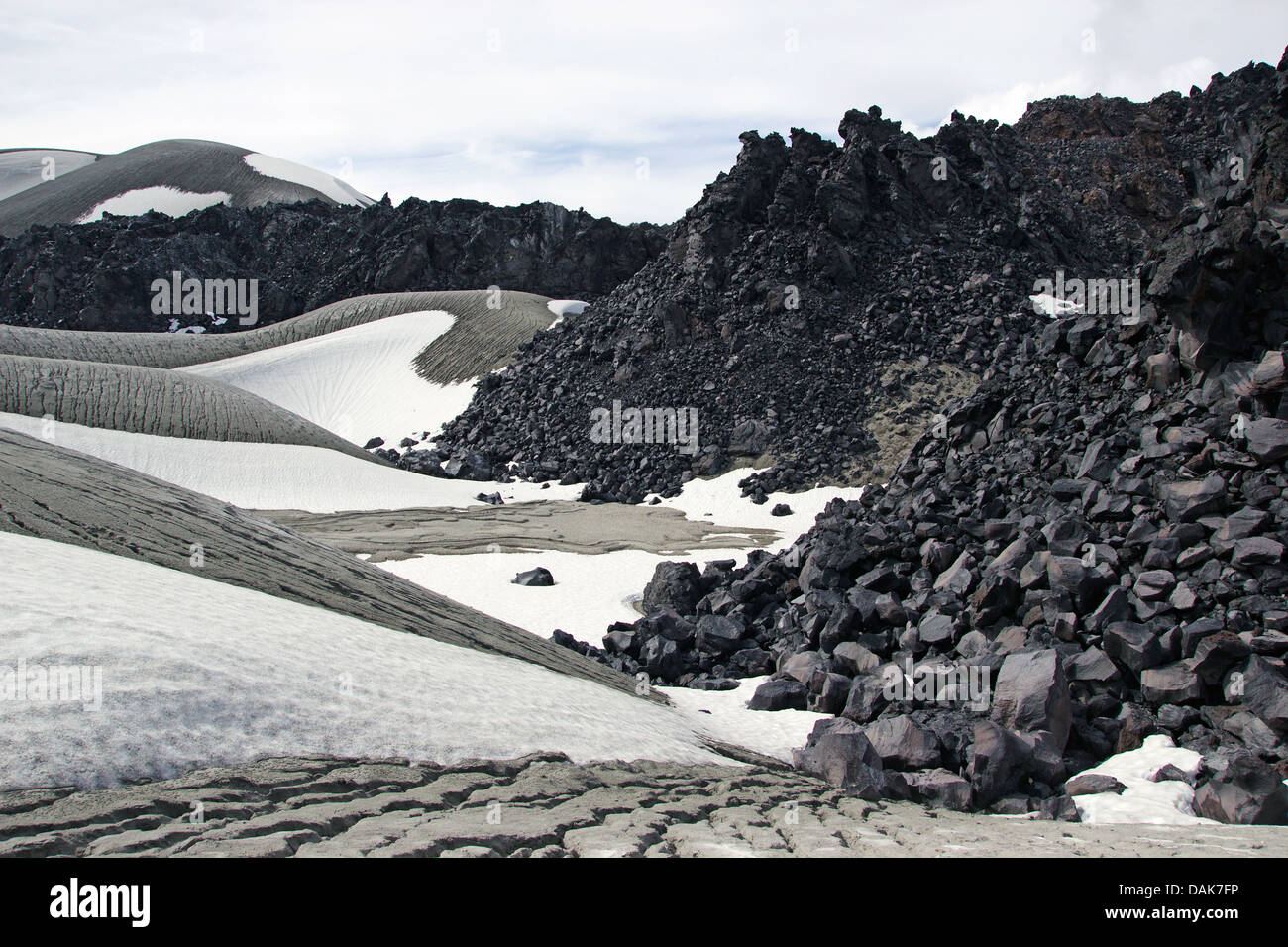 Neve, ceneri vulcaniche e colate di lava a Cordon Caulle, Puyehue, Cile, Patagonia Foto Stock
