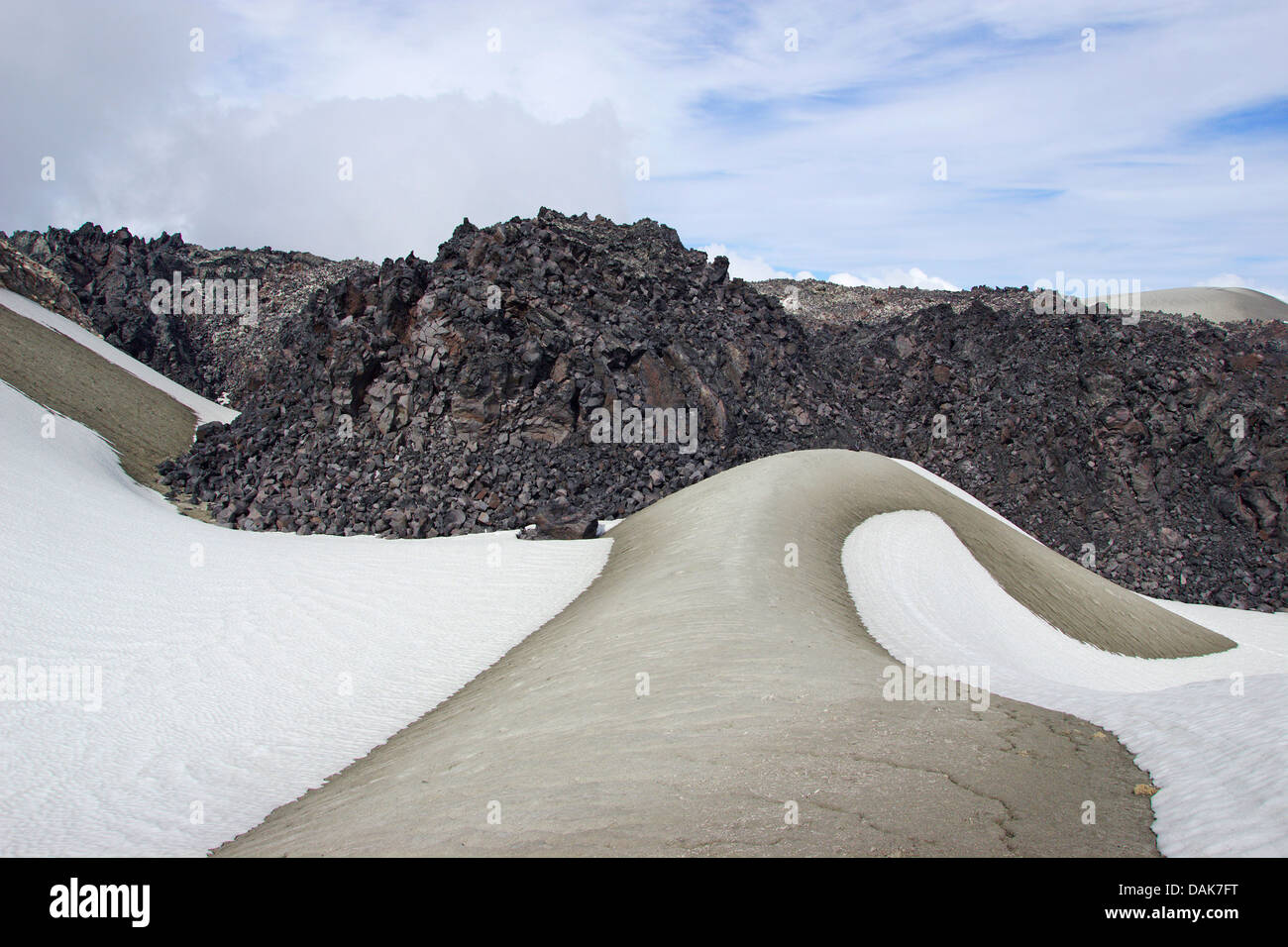 Neve, ceneri vulcaniche e colate di lava a Cordon Caulle, Puyehue, Cile, Patagonia Foto Stock