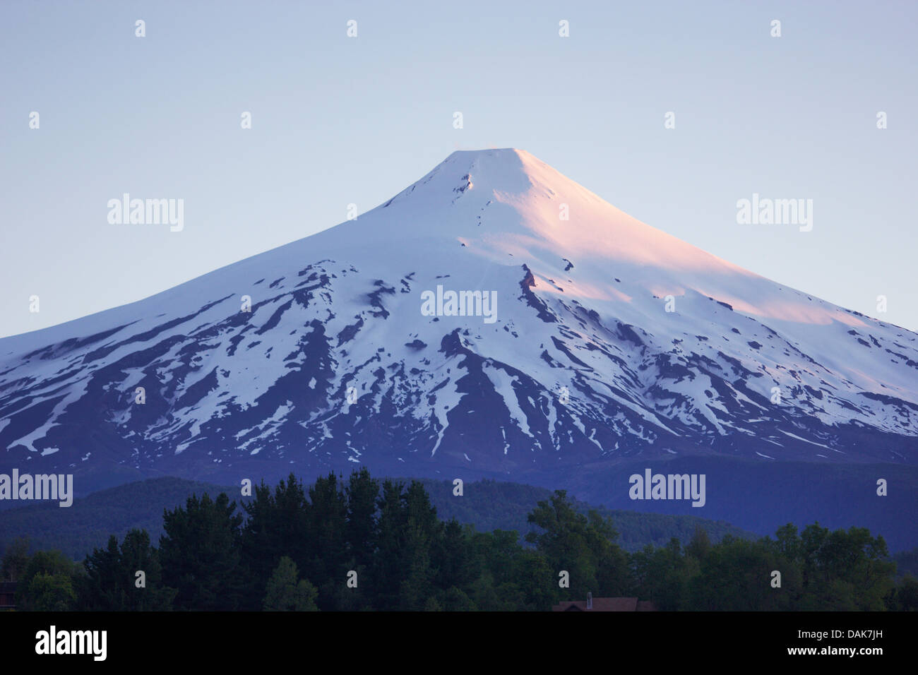 Vulcano Villarrica vista da Pucon nella luce della sera, Cile, Patagonia  Foto stock - Alamy
