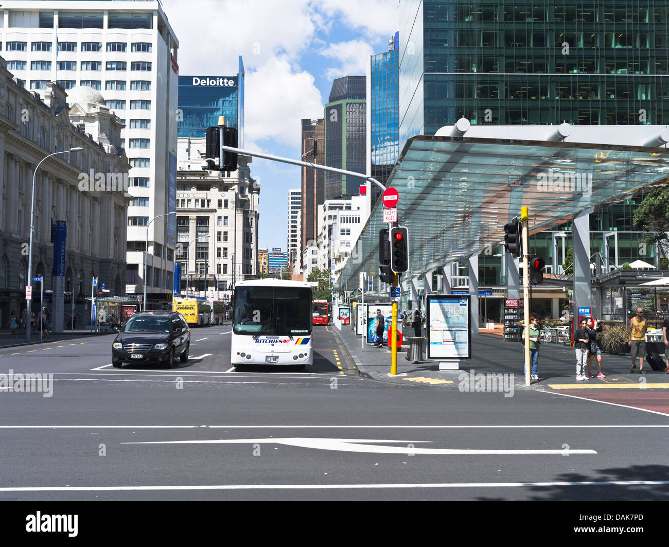 Dh Queen Street Auckland Nuova Zelanda il traffico della città auto e bus trasporto Britomart Centro città Foto Stock