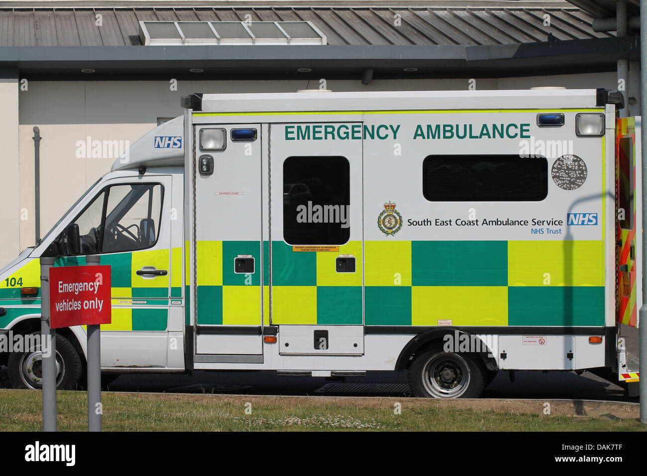 Ambulanza di emergenza in attesa presso un ospedale, Foto Stock