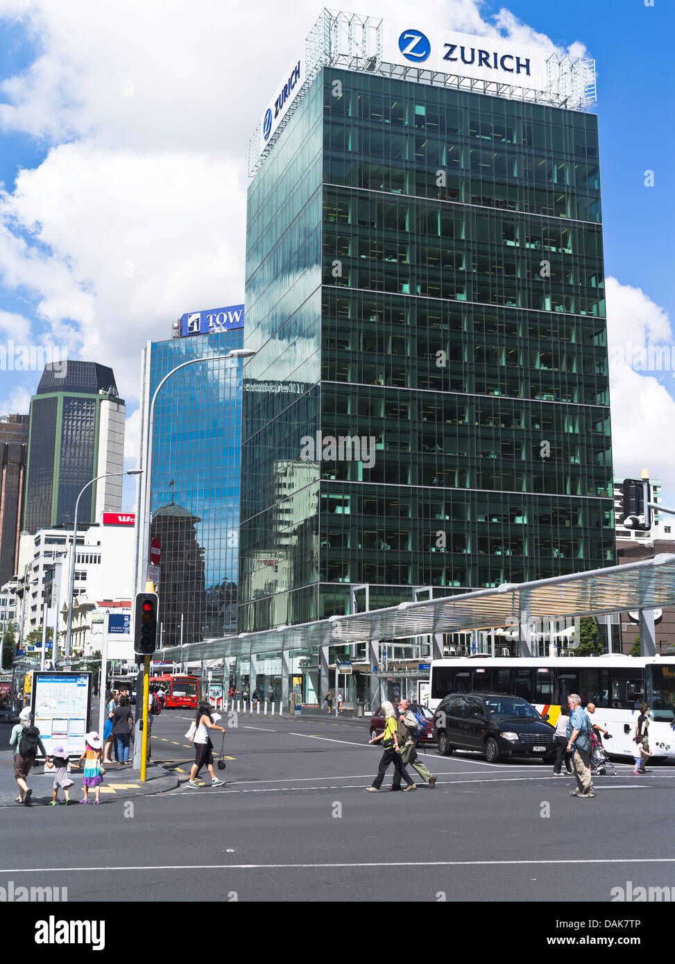 Dh Queen Street Auckland Nuova Zelanda il traffico della città auto e bus trasporto Britomart Centro città Foto Stock