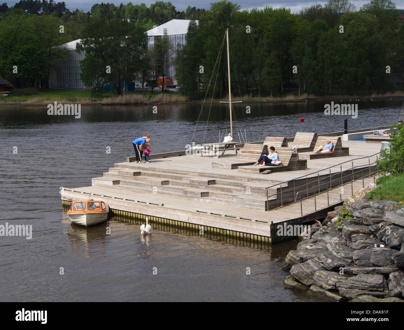 Rilassarsi al sole sui lettini fissi un amichevole quay per i visitatori in Sandvika Baerum Norvegia Foto Stock