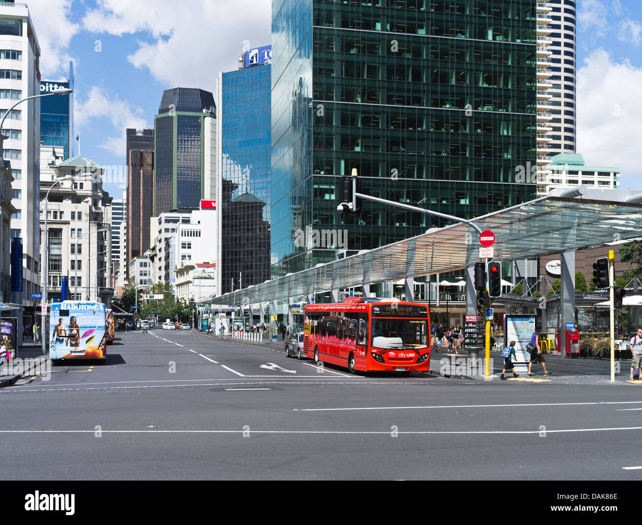 dh Queen Street AUCKLAND NEW ZEALAND City traffico auto e autobus Britomart Transport Center City link Red bus terminal centro Foto Stock