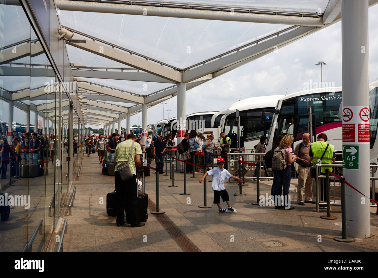 Autobus e pullman di arresto del trasferimento dall'Aeroporto stansted di Londra Essex, Inghilterra, Regno Unito Foto Stock