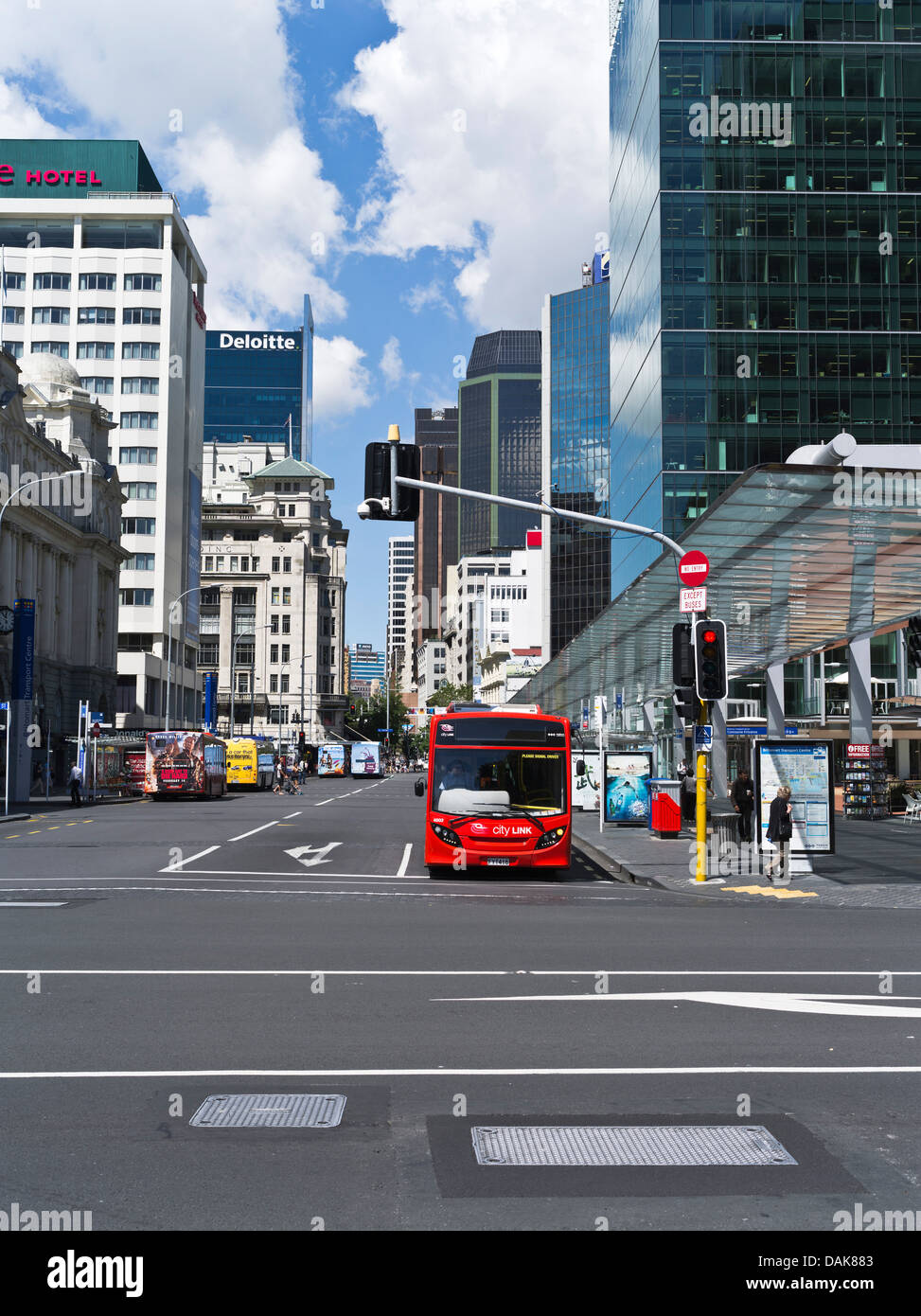 dh Queen Street AUCKLAND NEW ZEALAND City traffic car and bus Britomart Transport Center City link terminal degli autobus rossi Foto Stock