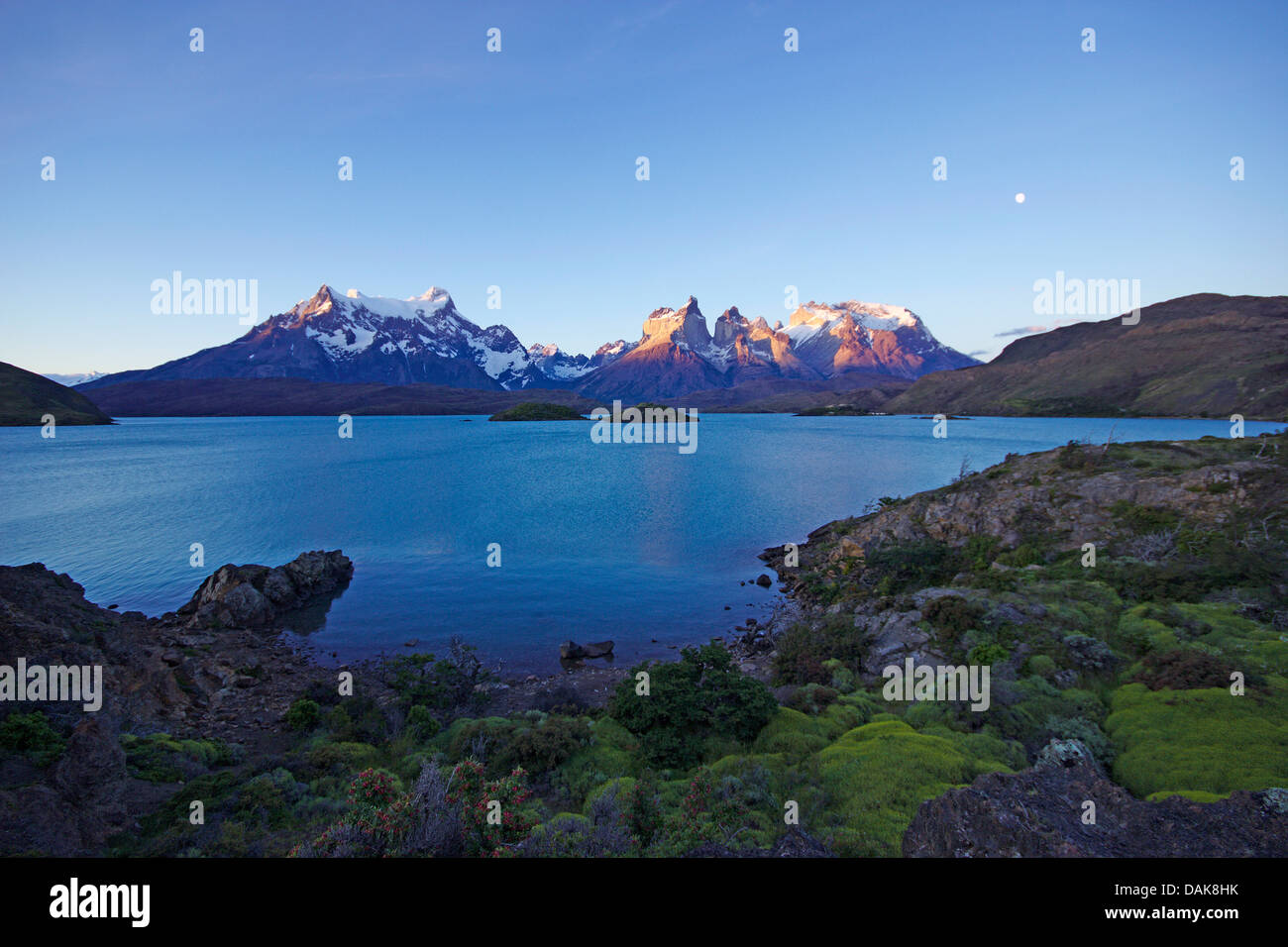 Lago Pehoe nella luce della sera, Paine Grande e Cuernos del Paine in background, Cile, Patagonia, parco nazionale Torres del Paine Foto Stock