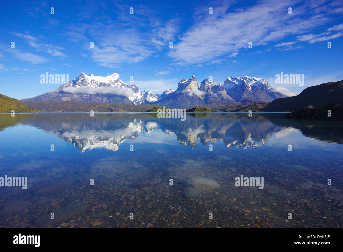 Lago Pehoe al mattino, Paine Grande e Cuernos del Paine in background, Cile, Patagonia, parco nazionale Torres del Paine Foto Stock