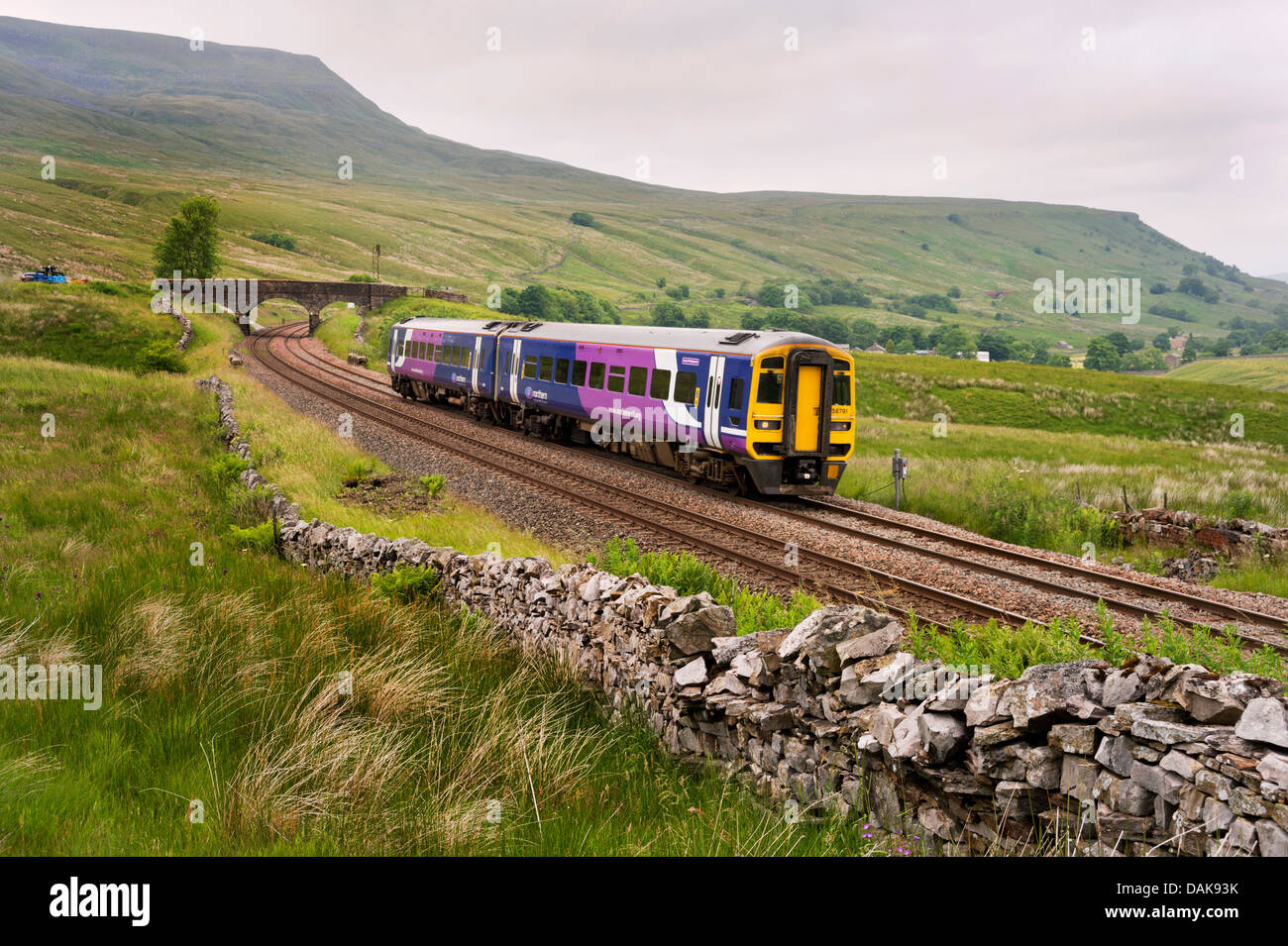 Una rampa settentrionale Sprinter treno passeggeri Cotegill passa vicino a Ponte Aisgill vertice da estinguere per ferrovia di Carlisle, Cumbria, Regno Unito Foto Stock