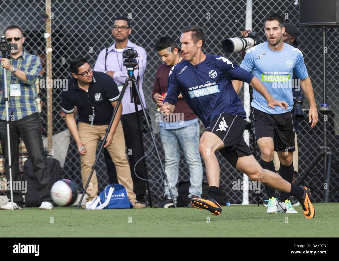 Los Angeles, California, USA. 14 Luglio, 2013. Giocatore di basket Steve Nash assiste la sua fondazione Showdown, una competitiva del pick-up carità stile partita di calcio, in corrispondenza dell'Esercito della Salvezza scudo rosso centro comunitario sulla luglio 14, 2013 a Los Angeles in California. © Ringo Chiu/ZUMAPRESS.com/Alamy Live News Foto Stock