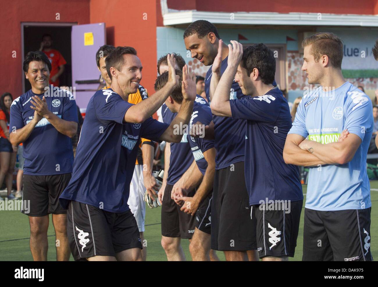 Los Angeles, California, USA. 14 Luglio, 2013. Giocatore di basket Steve Nash assiste la sua fondazione Showdown, una competitiva del pick-up carità stile partita di calcio, in corrispondenza dell'Esercito della Salvezza scudo rosso centro comunitario sulla luglio 14, 2013 a Los Angeles in California. © Ringo Chiu/ZUMAPRESS.com/Alamy Live News Foto Stock