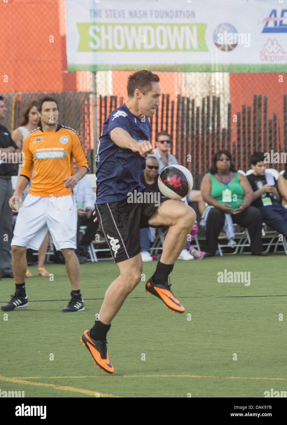 Los Angeles, California, USA. 14 Luglio, 2013. Giocatore di basket Steve Nash assiste la sua fondazione Showdown, una competitiva del pick-up carità stile partita di calcio, in corrispondenza dell'Esercito della Salvezza scudo rosso centro comunitario sulla luglio 14, 2013 a Los Angeles in California. © Ringo Chiu/ZUMAPRESS.com/Alamy Live News Foto Stock