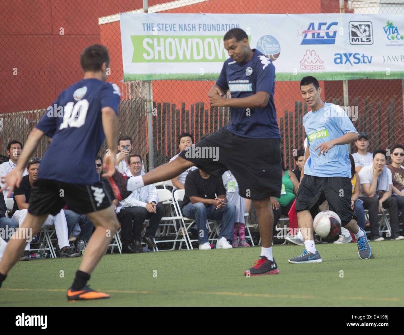Los Angeles, California, USA. 14 Luglio, 2013. Da sinistra a destra, i giocatori di basket Steve Nash, Jared Dudley e Jeremy Lin frequentare Steve Nash Foundation Showdown, una competitiva del pick-up carità stile partita di calcio, in corrispondenza dell'Esercito della Salvezza scudo rosso centro comunitario sulla luglio 14, 2013 a Los Angeles in California. © Ringo Chiu/ZUMAPRESS.com/Alamy Live News Foto Stock