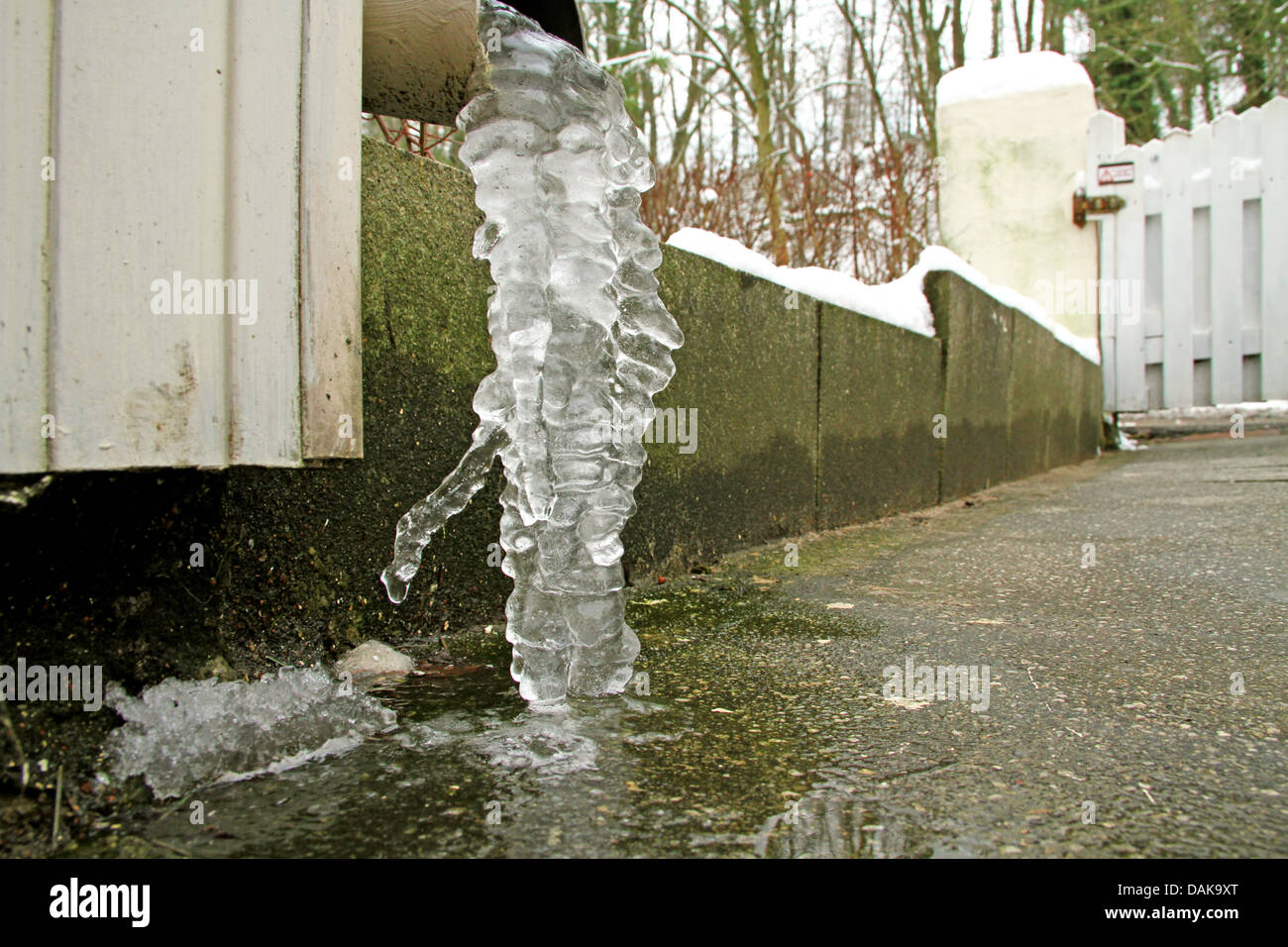 Il ghiaccio fuori di una grondaia in una casa, in Germania, in Renania settentrionale-Vestfalia Foto Stock