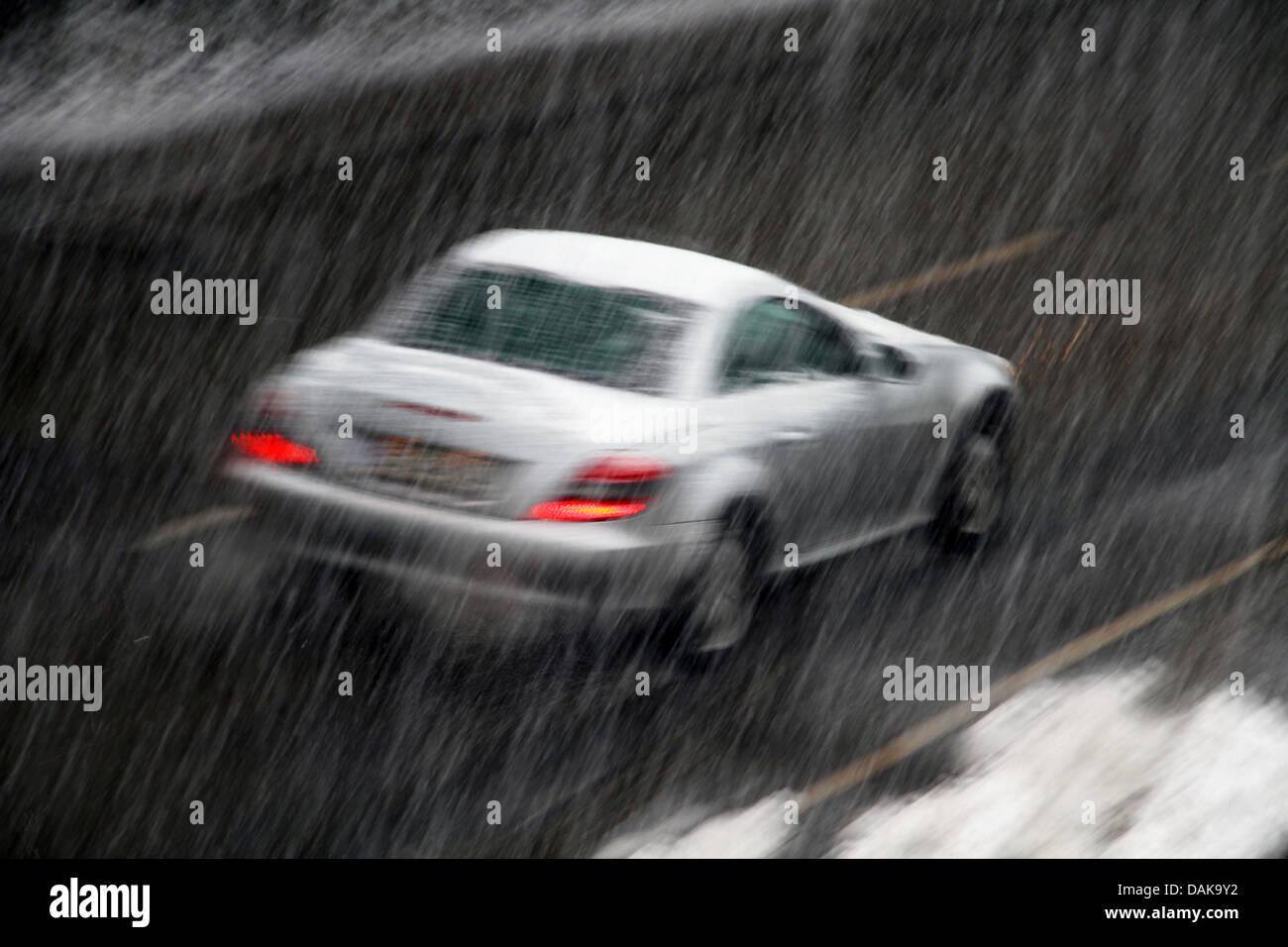 Guida auto a scarsa vista a causa di una tempesta di neve, Germania Foto Stock