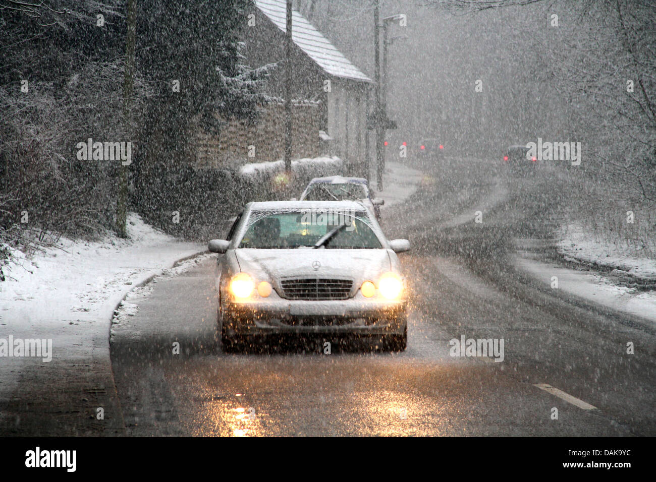 Una forte nevicata che ostacolano il traffico stradale, Germania Foto Stock