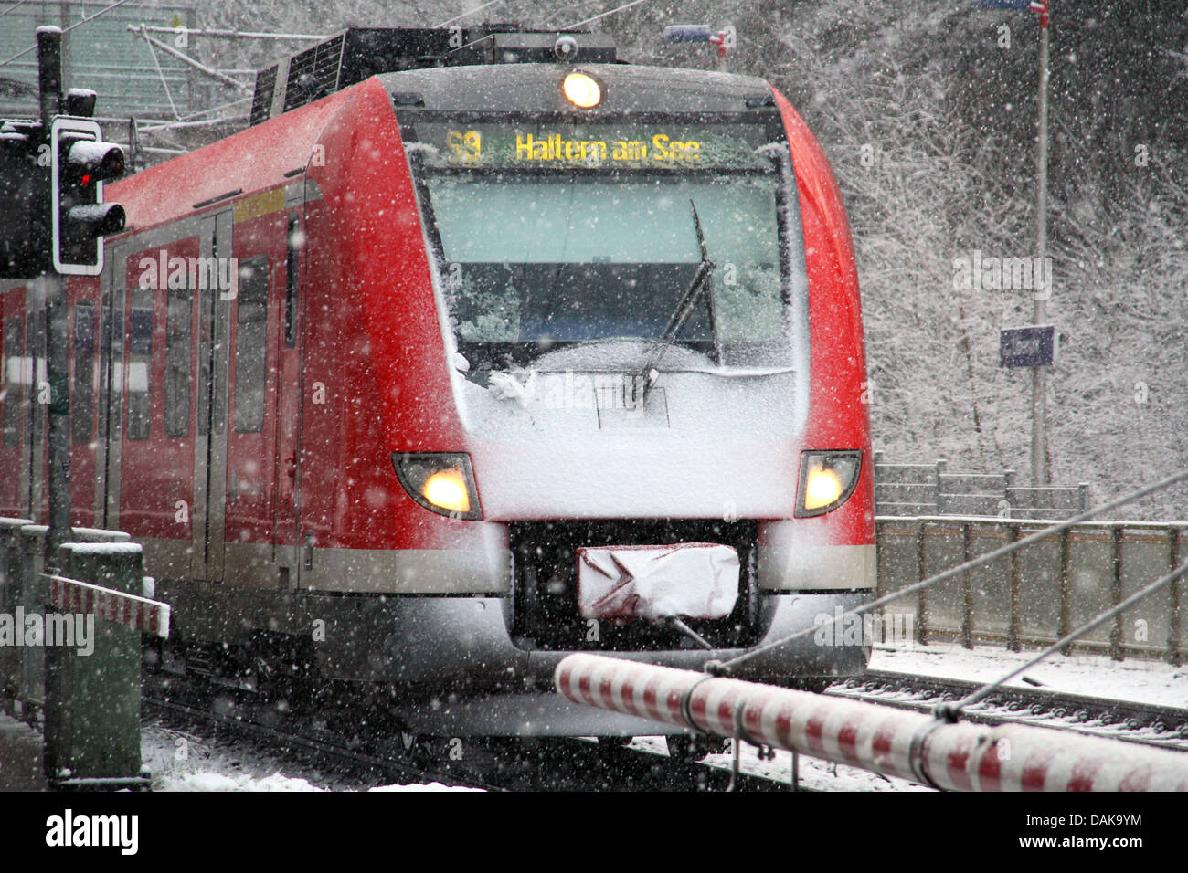 S-Bahn durante nevicate in inverno, in Germania, in Renania settentrionale-Vestfalia Foto Stock