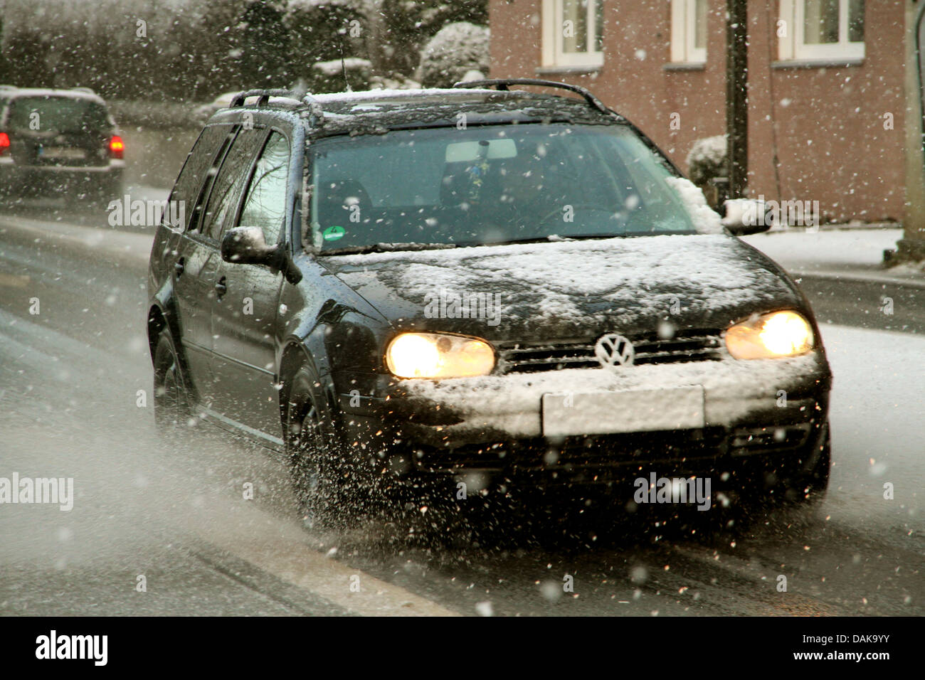 Una forte nevicata che ostacolano il traffico stradale, Germania Foto Stock