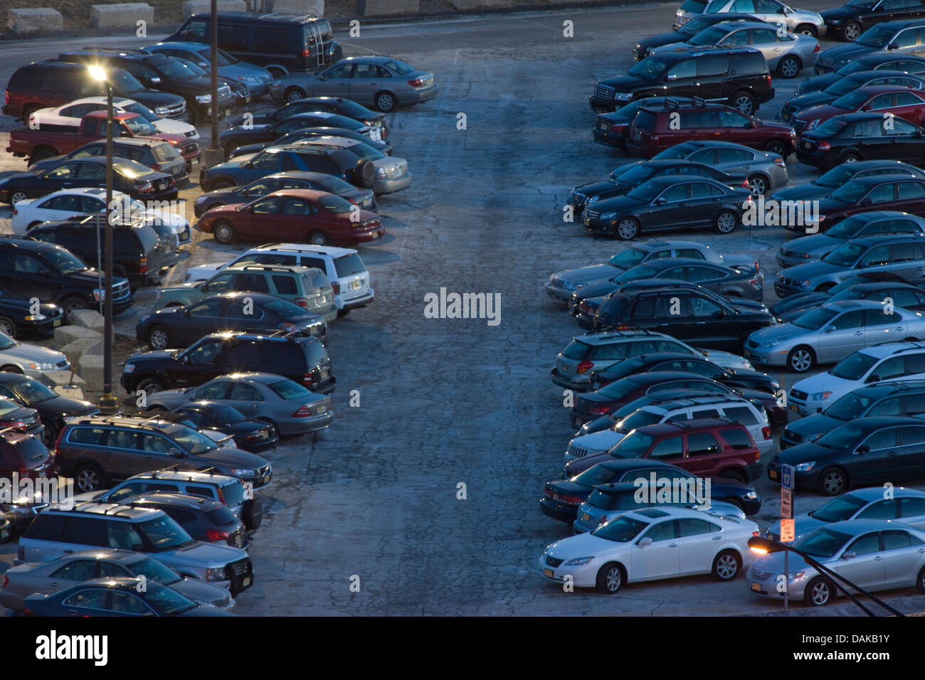 LINEE DI PARCHEGGIO AUTO PARCHEGGIATE PERIFERICO WEEHAWKEN, NEW JERSEY USA Foto Stock