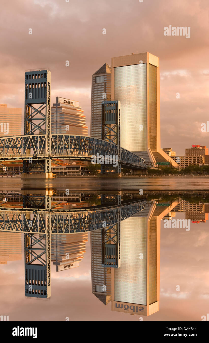 MAIN STREET BRIDGE skyline del centro SAINT JOHNS RIVER Jacksonville in Florida USA Foto Stock