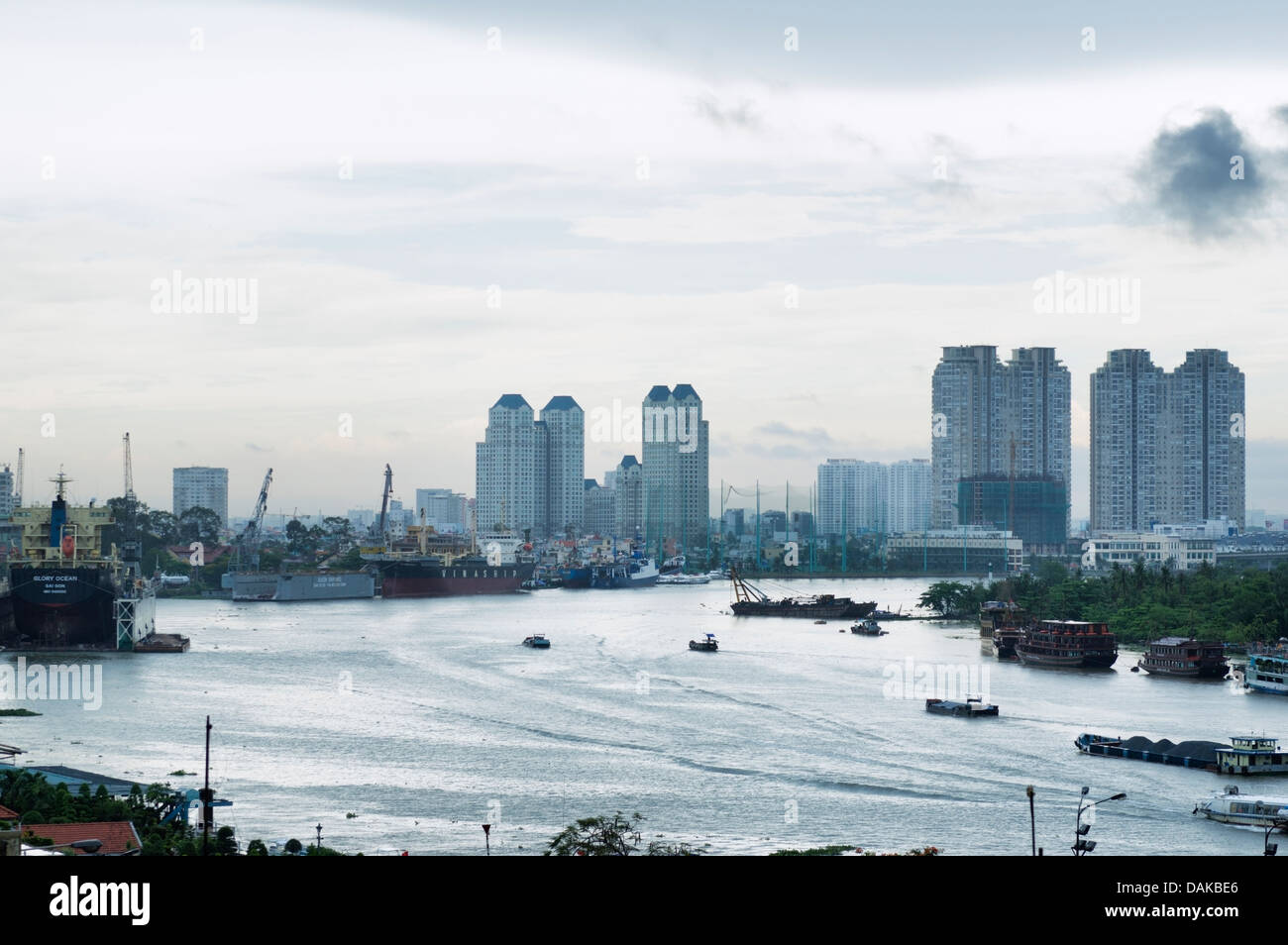 La città di Ho Chi Minh (Saigon), Vietnam - il Fiume Saigon e sullo skyline della città Foto Stock