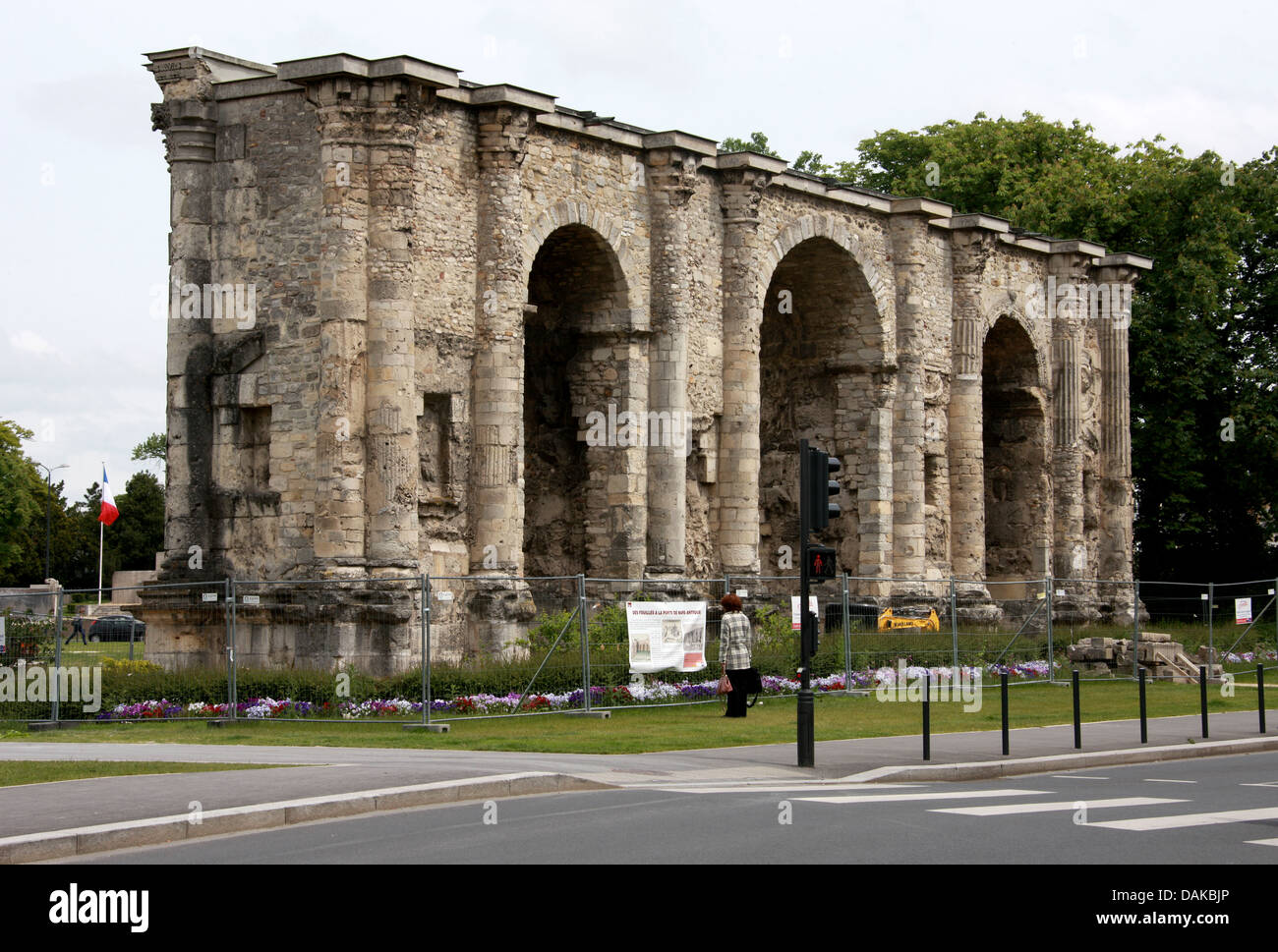 Porte de Mars, Reims, Marne, Champagne-Ardenne, Francia. Rimane del romano  Gateway Foto stock - Alamy