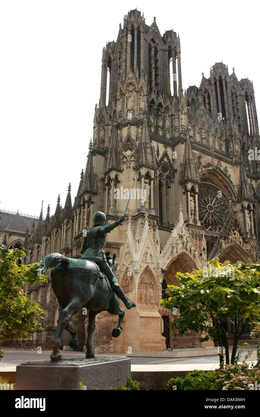 Statua di Giovanna d'arco nella parte anteriore della cattedrale di Reims, Reims, Marne, Champagne-Ardenne, Francia. Foto Stock