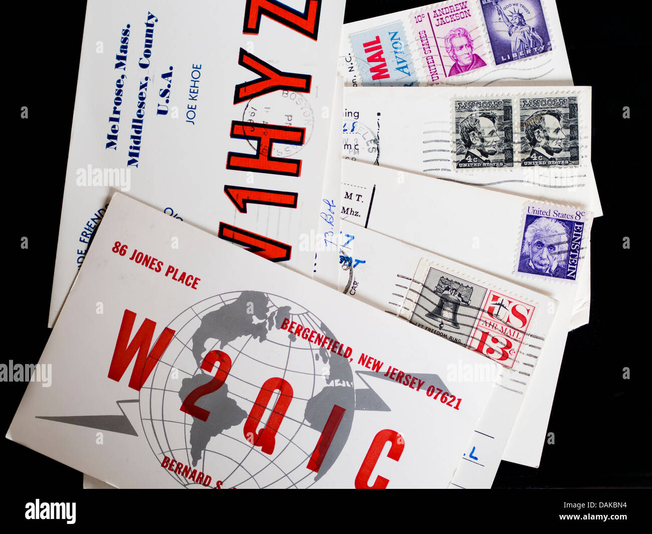 Raccolta di vecchie cartoline QSL, inviato da radioamatori negli Stati Uniti alla Norvegia con messaggi standard circa il loro contatto radio Foto Stock