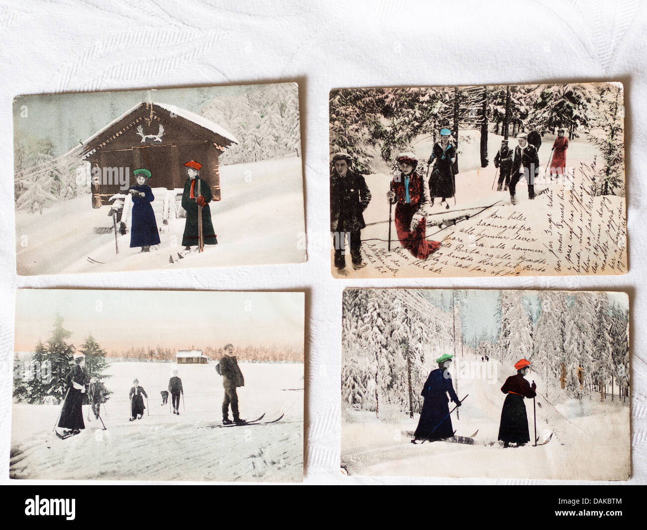 Cartoline d'epoca con norvegese scena invernale, gli uomini e le donne a sciare nei boschi, iscritto sulla parte anteriore Foto Stock