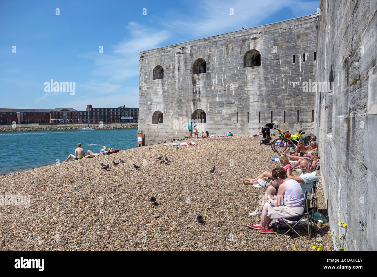 Vecchia Spiaggia di Portsmouth e fortificazioni lucertole da mare per prendere il sole Foto Stock