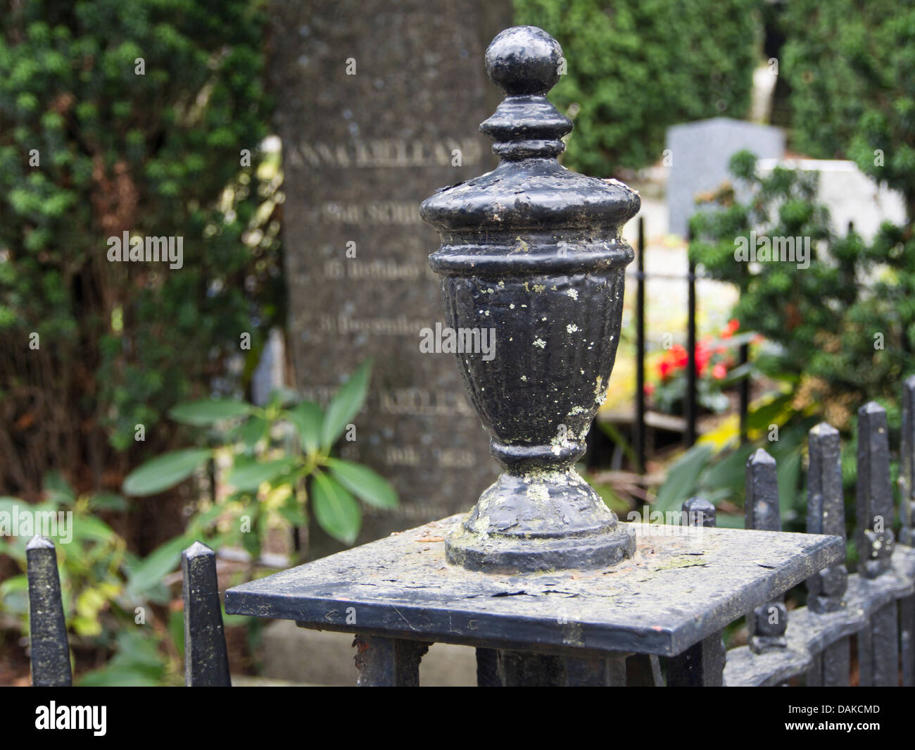 Urna di ferro come elemento decorativo su una recinzione che circonda un monumento di pietre tombali nel vecchio cimitero a Stavanger in Norvegia Foto Stock