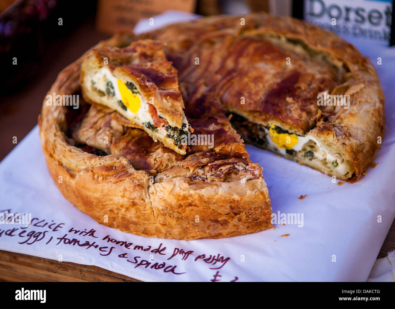 Appena sfornato uova Torta e spinaci Dorset sea food festival 2013 nel porto di Weymouth Foto Stock