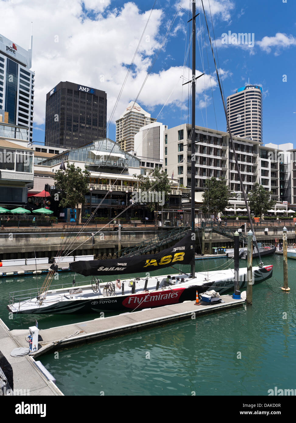 Dh Viaduct Basin Auckland Nuova Zelanda Racing yacht ormeggiato Auckland waterfront grattacielo edifici Boat Harbour Foto Stock