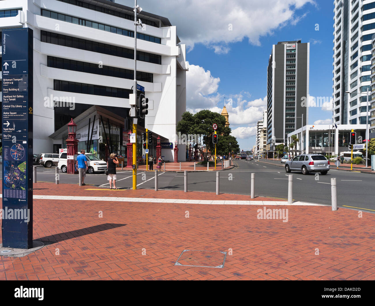 Dh Quay Street Auckland Nuova Zelanda Auckland waterfront persone su strada il traffico di attraversamento Foto Stock