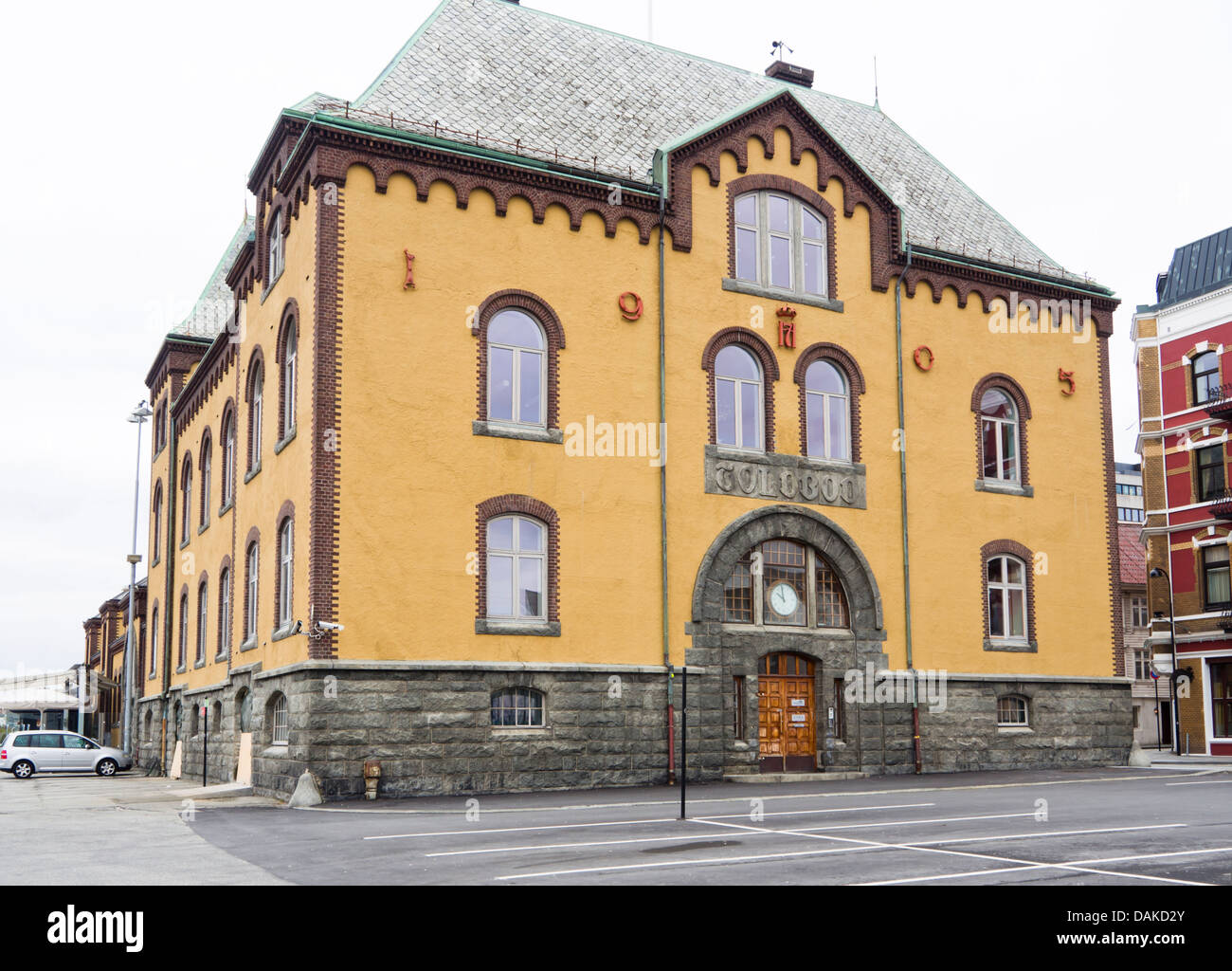 Il vecchio edificio doganale a Stavanger in Norvegia dal 1905 si trova nel porticciolo vicino al centro della città Foto Stock