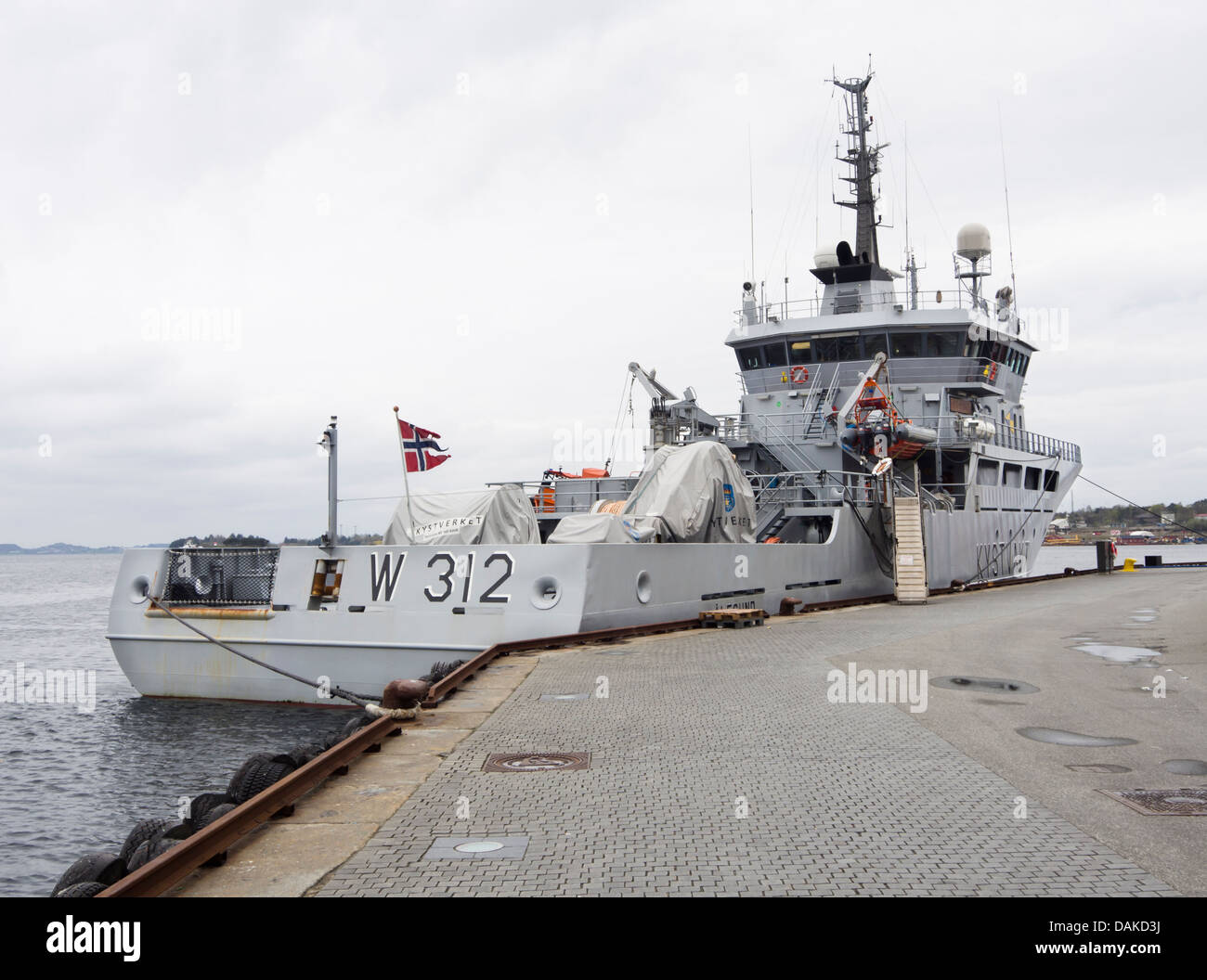 Costo norvegese nave guardia W321 ormeggio nel porto di Stavanger, Norvegia Foto Stock