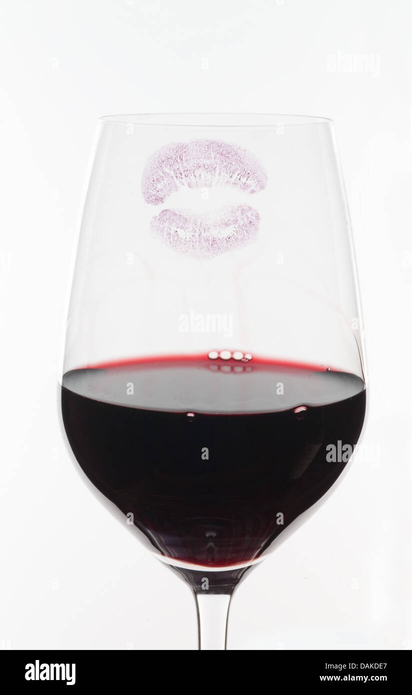 Il vetro con il vino rosso e il rossetto Foto Stock