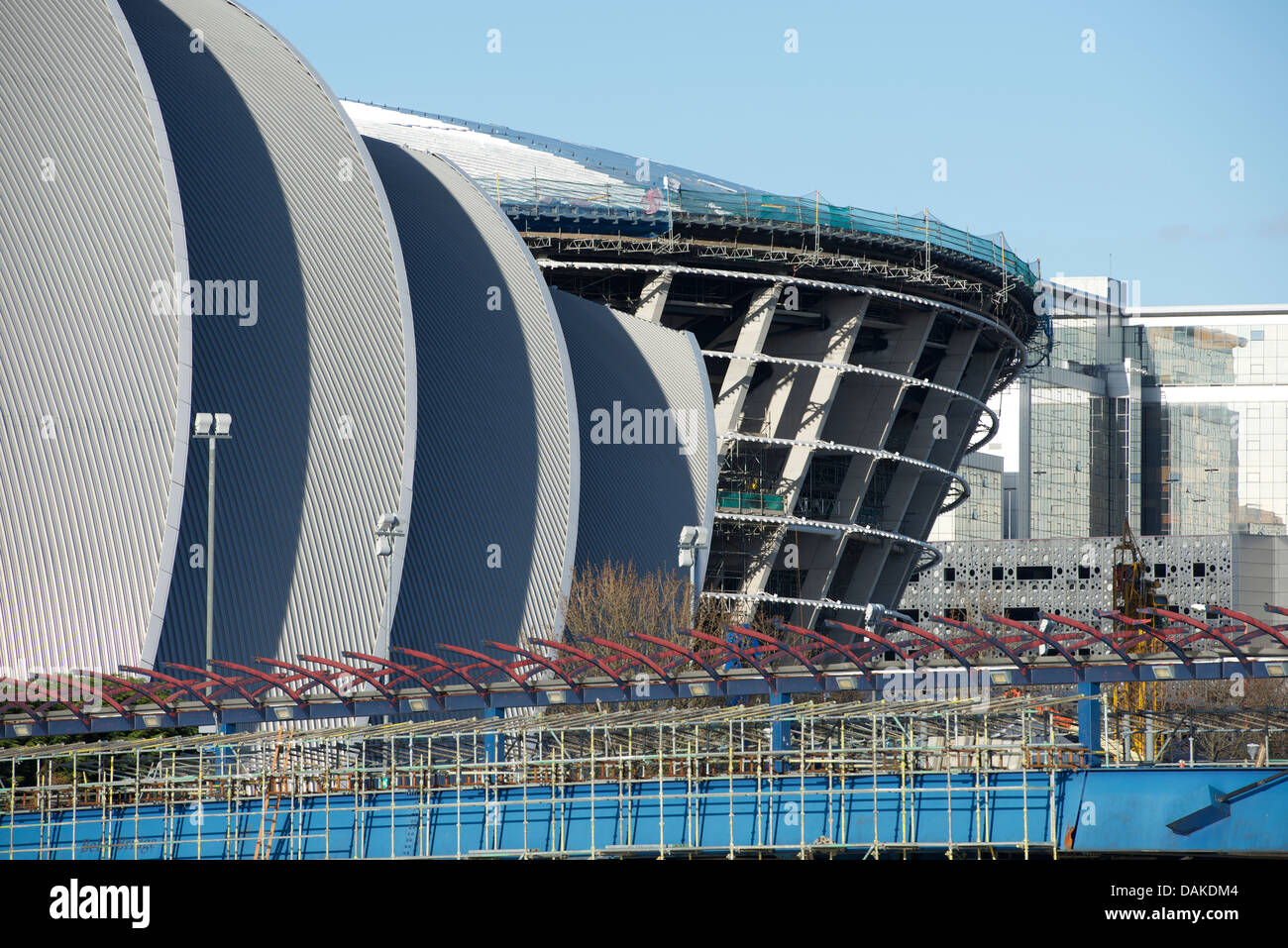 Il SSE Idro Arena sotto picchi di costruzione fuori da dietro il Clyde Auditorium (Armadillo) e la campana del ponte a Glasgow. Foto Stock
