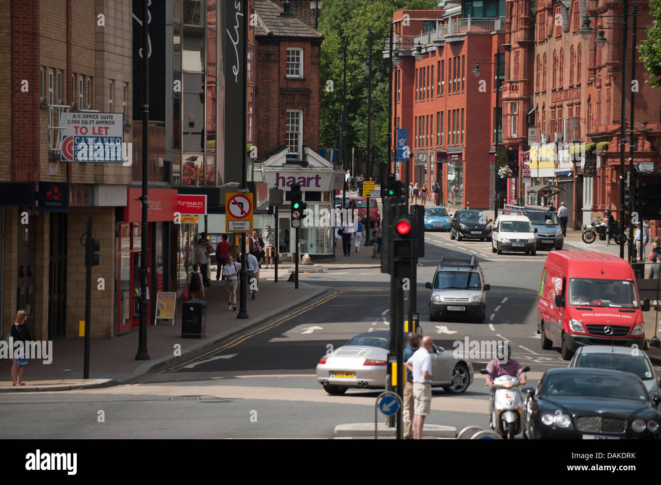 Scena di strada a Wimbledon centro città con i suoi negozi e il traffico nella parte inferiore della collina di Wimbledon Foto Stock