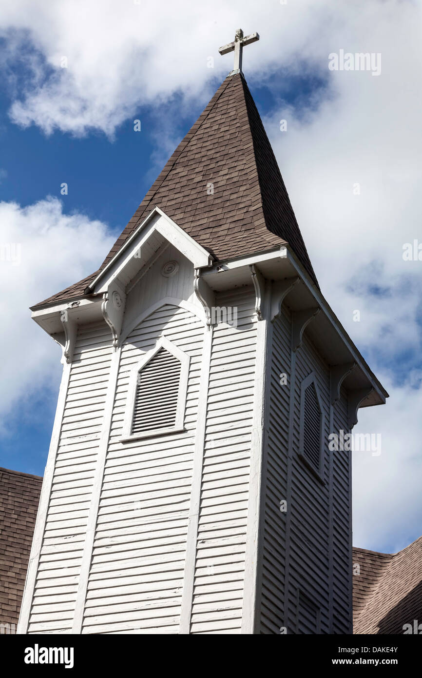 Steeple della storica McIntosh Chiesa Presbiteriana (c.1907) con bianco puro clapboard schierata è un semplice ma elegante design. Foto Stock