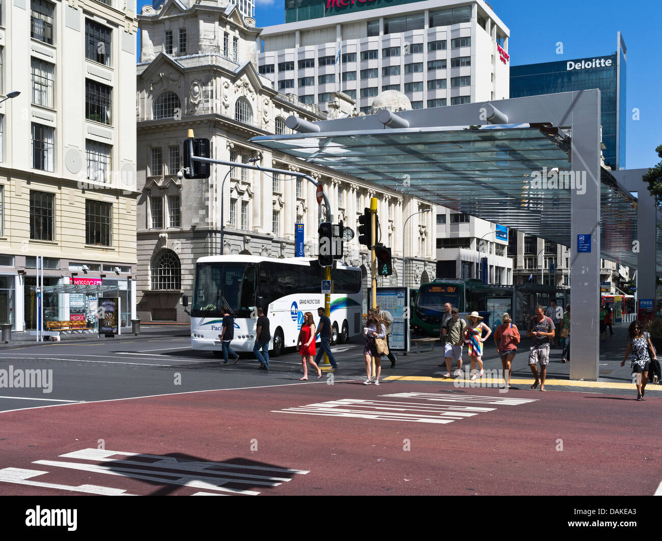 Dh Queen street Auckland Nuova Zelanda le persone che attraversano le strade terminale bus trasporto Britomart Centro città Foto Stock