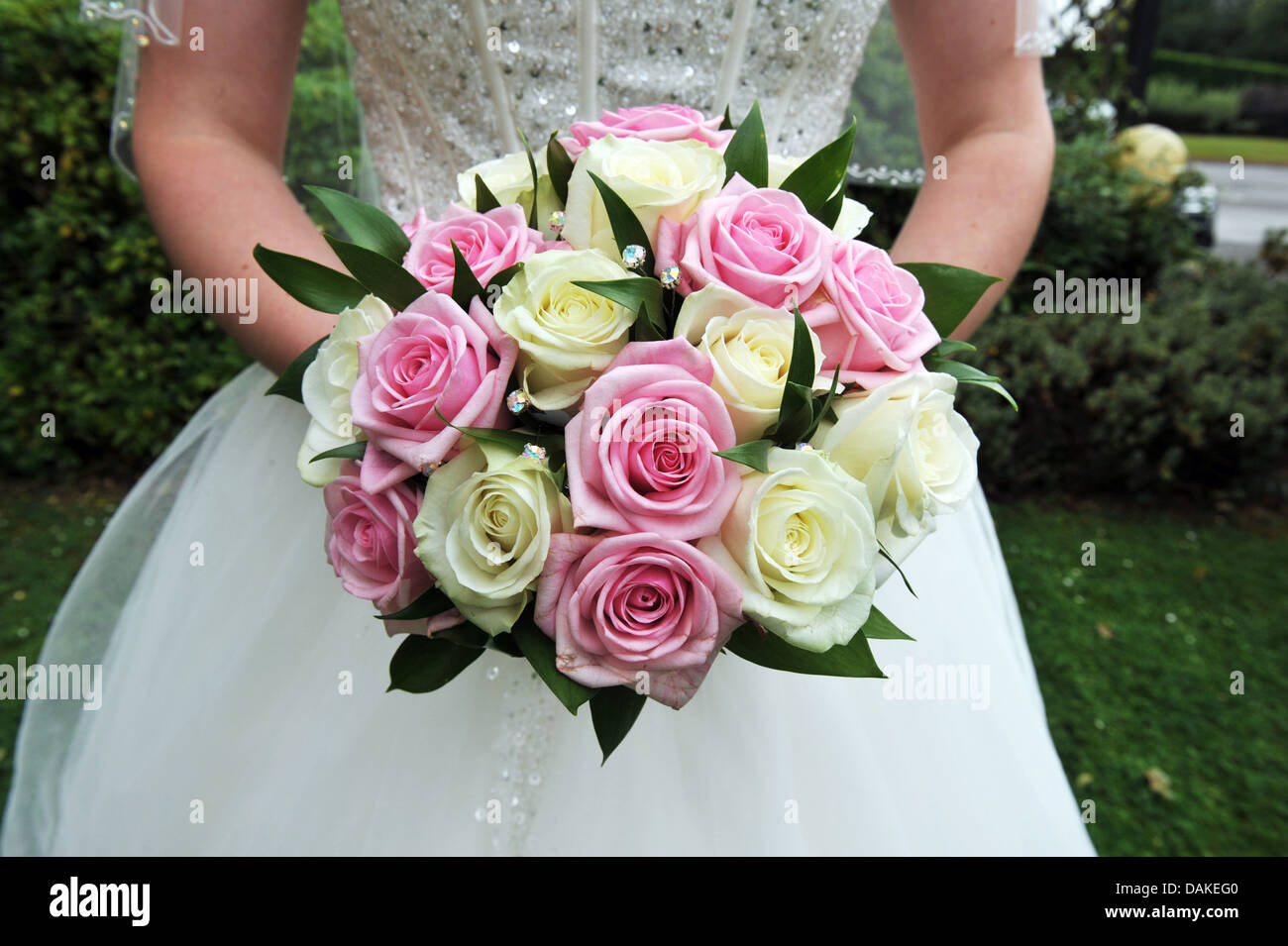 Un bouquet nuziale di rosa e rose bianche Foto Stock