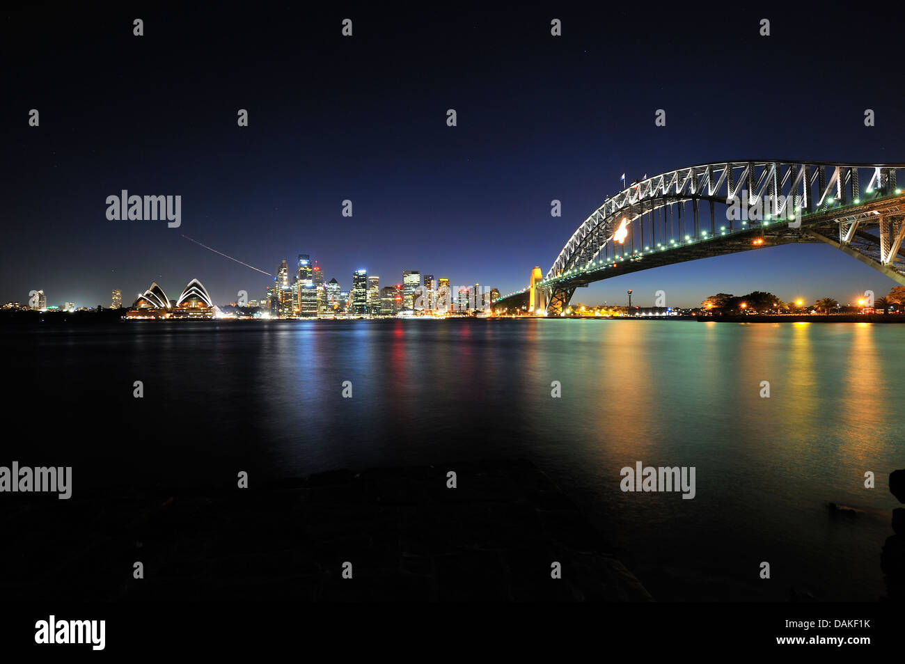 Il Sydney Harbour Bridge, skyline e Opera House di notte. Foto Stock