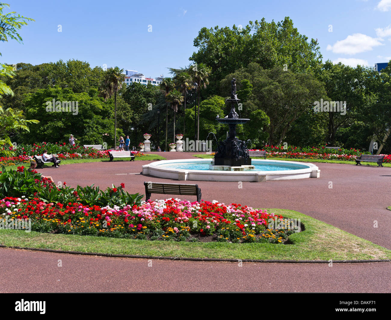 Dh Albert Park Auckland Nuova Zelanda gente seduta panca fontana rilassante piscina giardino dei fiori la città dei parchi Foto Stock