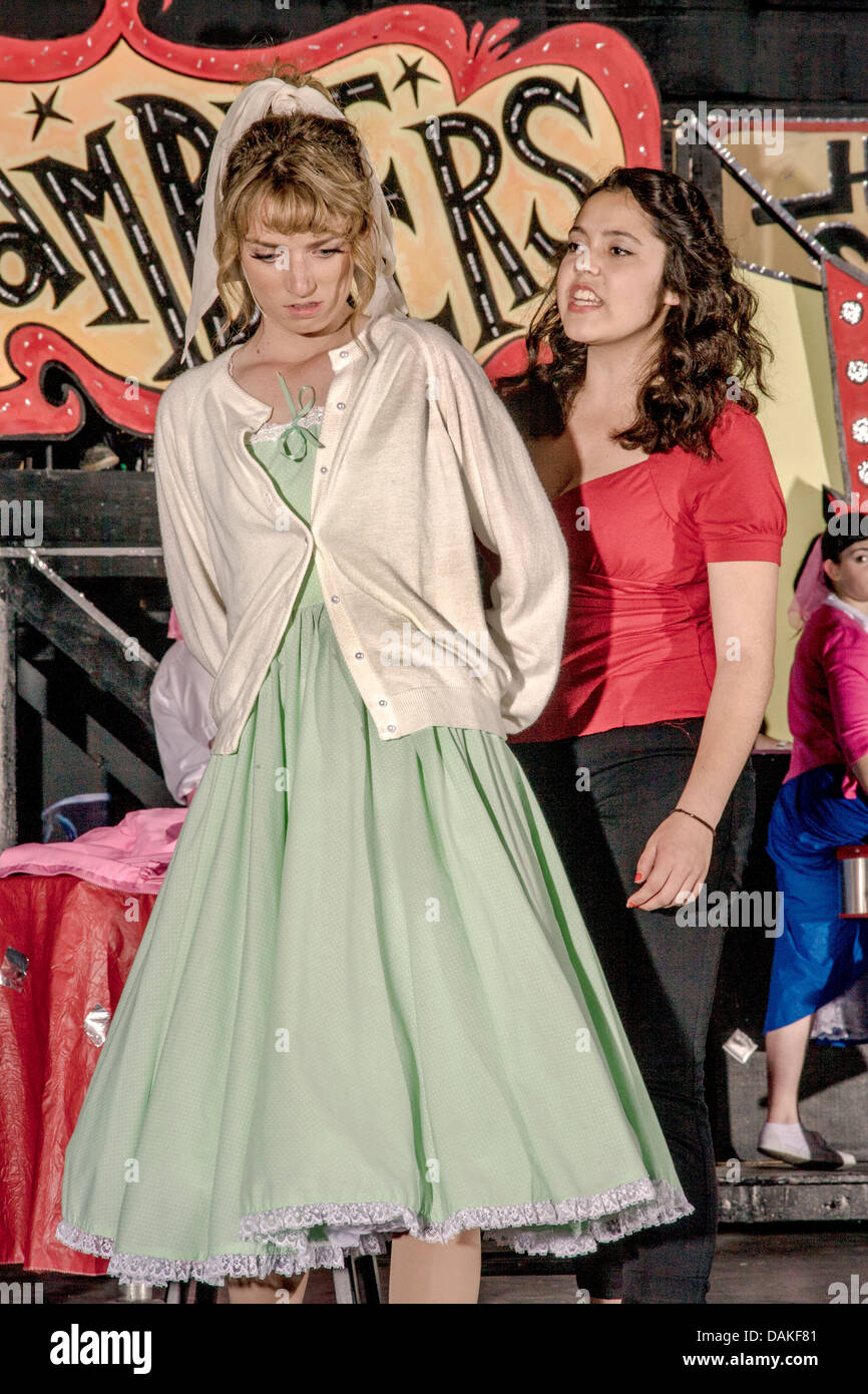 Negli anni cinquanta abbigliamento, Sandy Dumbrowski (sinistra) e Rizzo  parla a Rydell High School a uno studente di produzione musicale del  'grasso' Foto stock - Alamy