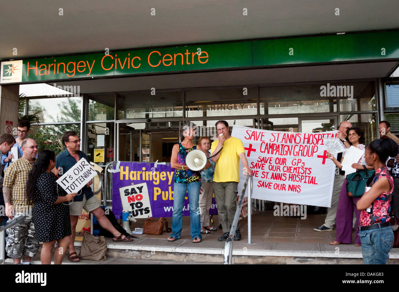 Londra, Regno Unito. Il 15 luglio 2013. Gruppi delle comunità locali di tenere un rally al di fuori di Haringey Civic Center, seguita da rappresentanze di Haringey la riunione del consiglio di andare all'interno dell'edificio. Il rally gli organizzatori - Haringey alleanza per beneficiare della giustizia, Haringey difendere alloggiamento del Consiglio, e la nostra rete di Tottenham - sono state chiamando per un arresto di tagli alle prestazioni, conveniente e sicuro alloggiamento per tutti e la Comunità hanno portato a miglioramenti. Credito: Patricia Phillips/Alamy Live News Foto Stock