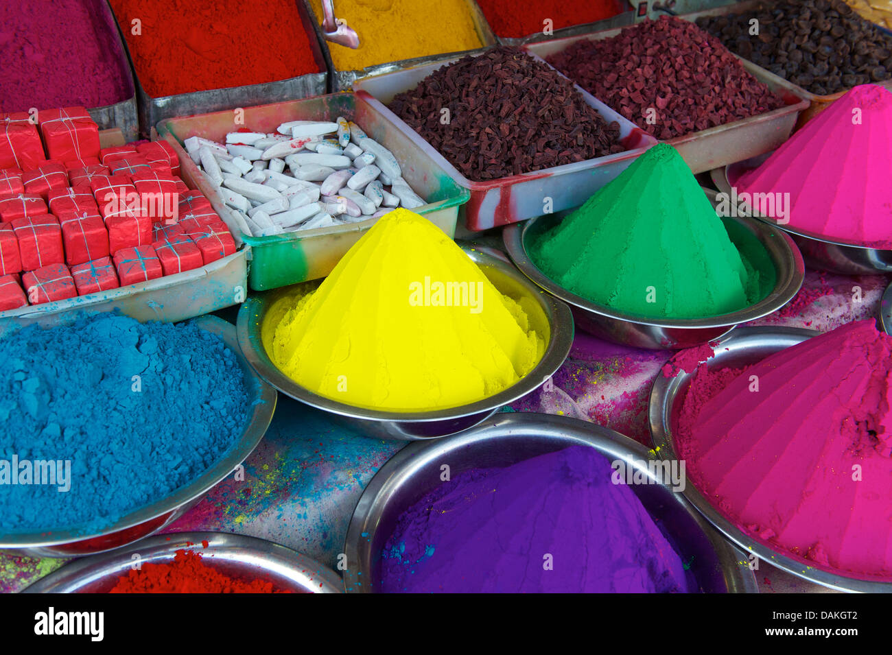 Pali colorati di bindi indiano di colorante in polvere al mercato all'aperto in India blu, giallo, verde, rosa e viola Foto Stock