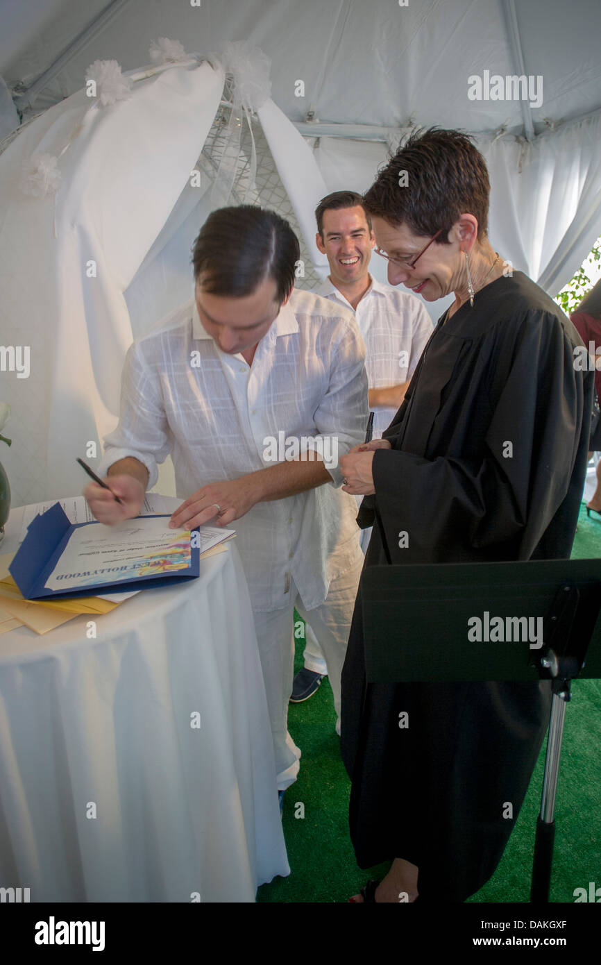 Un vice commissario dei matrimoni civili in West Hollywood, CA, officiates a un matrimonio civile cerimonia per un maschio gay giovane. Foto Stock
