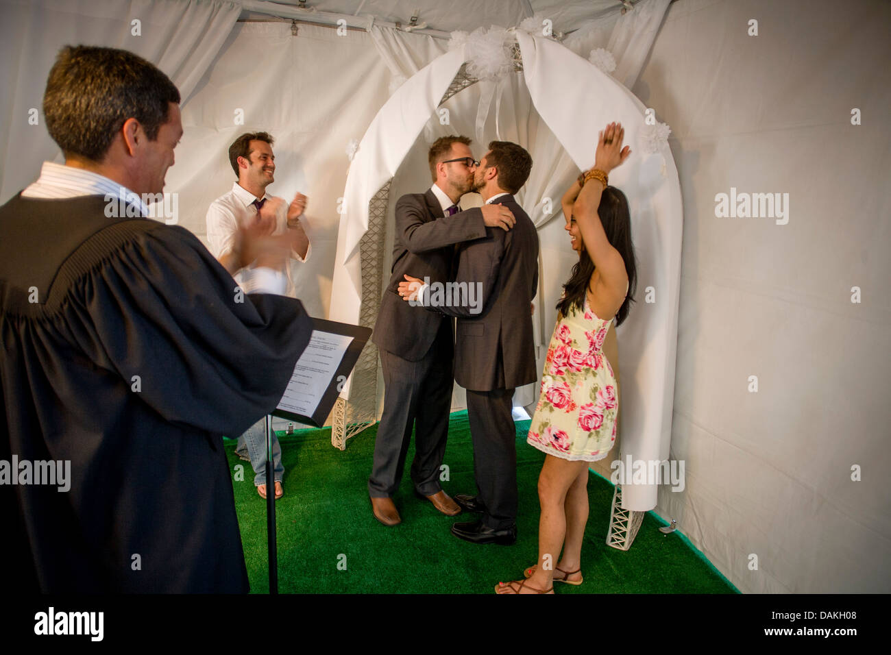 Un vice commissario dei matrimoni civili in West Hollywood, CA, officiates a un matrimonio civile cerimonia per un maschio gay giovane. Foto Stock